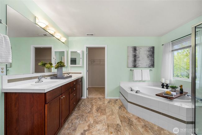 Primary ensuite w/ large walk-in closet | Image 23