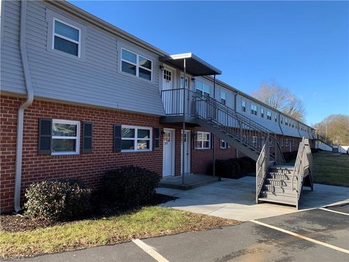 221 Mayberry Ave, Mount Airy, NC, 27030-2870 | Card Image