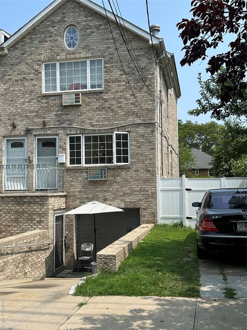 3550 Huguenot Ave, Bronx, NY, 10475-1010 | Card Image