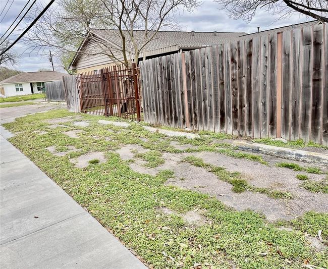 Right side parking space | Image 16