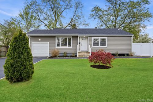 110 Heyward Street, Islip, NY, 11717 | Card Image