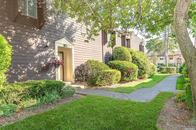 93 - 93 Southgate Cir, Condo with 3 bedrooms, 2 bathrooms and null parking in Massapequa Park NY | Image 13