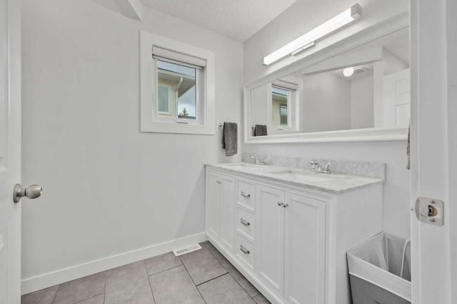 2815 Signal Hill Dr Sw, House other with 3 bedrooms, 3 bathrooms and 4 parking in Calgary AB | Image 16