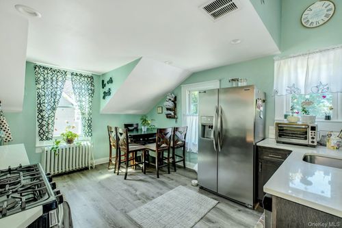 43 James St, Babylon, NY, 11702-2807 | Card Image