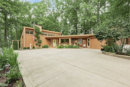 393 N Main Street, Chagrin Falls, OH, 44022 | Card Image