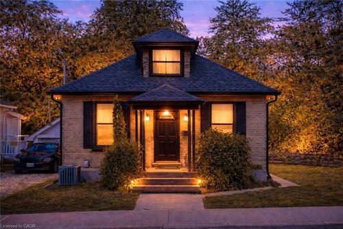 2 Esson St, Kitchener, ON, N2M2T9 | Card Image