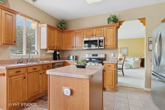 21513 W Douglas Ln, Condo with 3 bedrooms, 2 bathrooms and 2 parking in Plainfield IL | Image 8