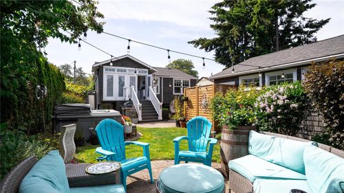 1721 Amphion St, Victoria, BC, V8R4Z8 | Card Image