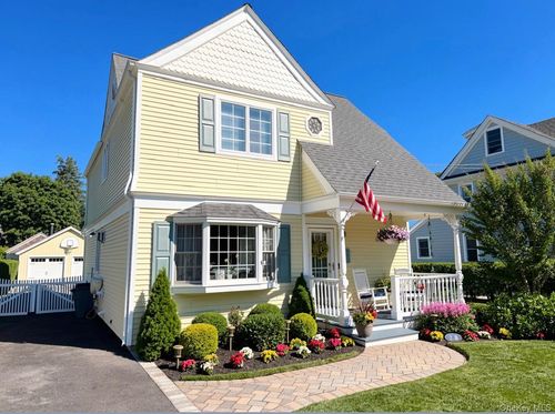 28 Pine St, Islip, NY, 11751-2207 | Card Image