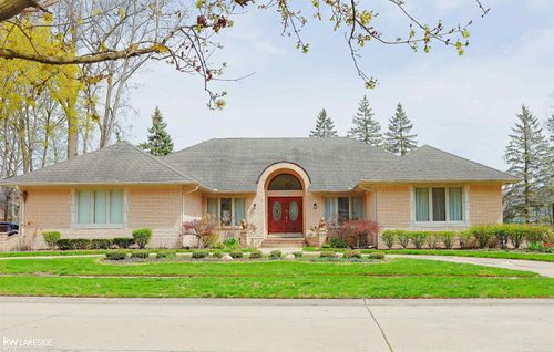 53710 Wellington Dr, Shelby Township, MI, 48315-2158 | Card Image