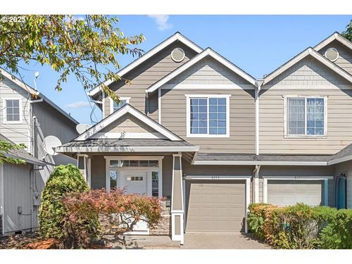 8243 Ne Multnomah St, Portland, OR, 97220-5721 | Card Image
