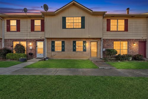 18 E Mountain Ln, Grand Prairie, TX, 75052-5924 | Card Image