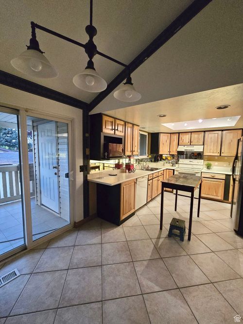 2000 W 5400 S, Taylorsville, UT, 84129-1428 | Card Image