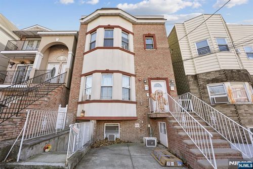 717 16th St, Union City, NJ, 07087-6749 | Card Image