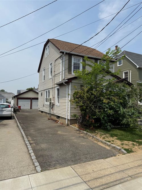 160 Broad St, Williston Park, NY, 11596-1348 | Card Image
