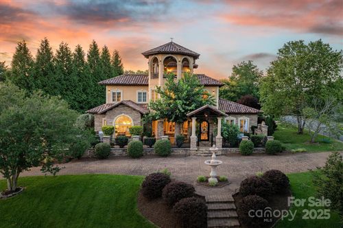 806 37th Ave Nw, Hickory, NC, 28601-8085 | Card Image