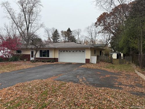 2448 Winkleman Dr, Waterford, MI, 48329-4450 | Card Image