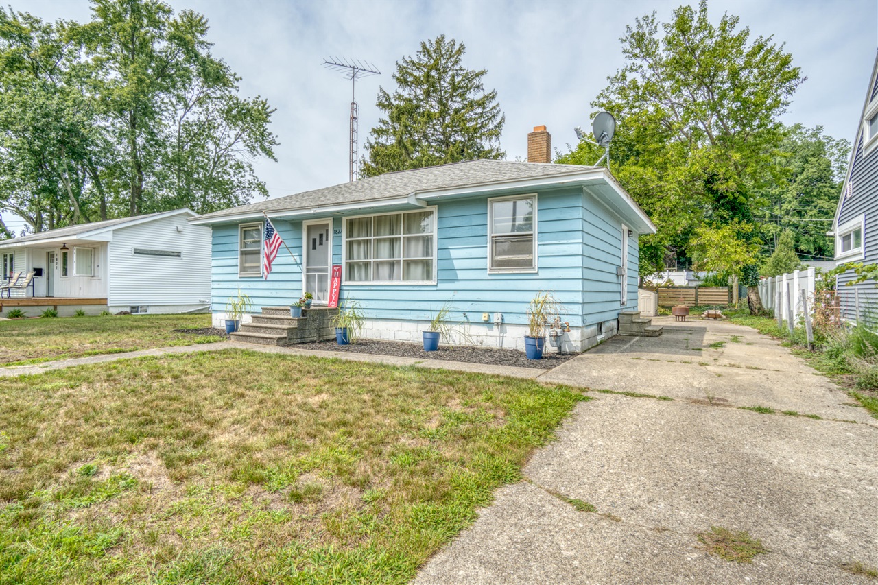 Wisconsin St, Grand Haven, MI 49417