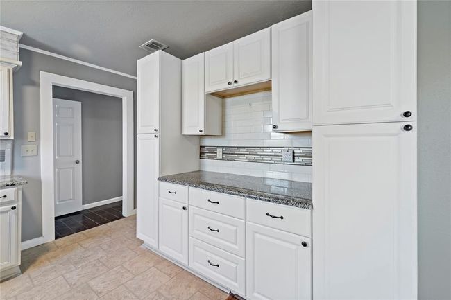915 E Hanna St, House other with 3 bedrooms, 2 bathrooms and 2 parking in Calvert TX | Image 17