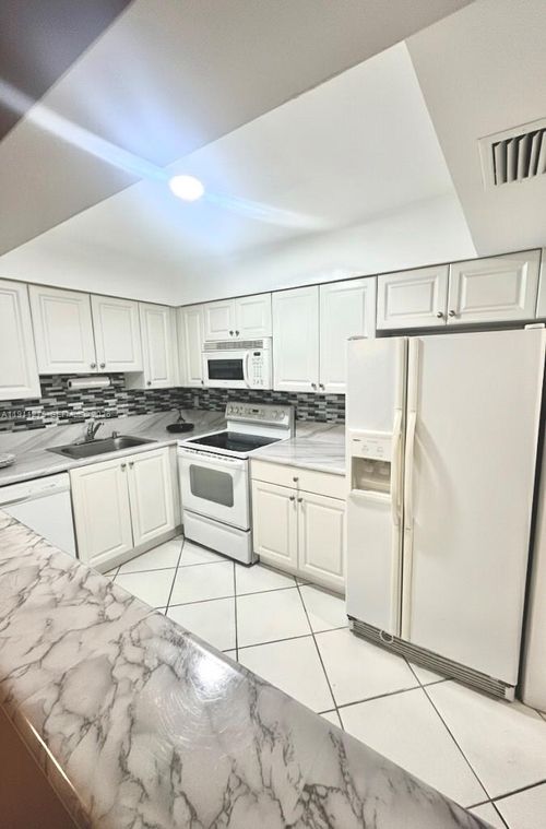 405-4158 Inverrary Dr, Lauderhill, FL, 33319-4523 | Card Image