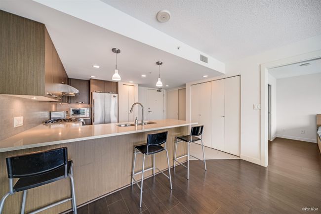 705 - 6888 Cooney Road, Condo with 2 bedrooms, 2 bathrooms and 1 parking in Richmond BC | Image 1