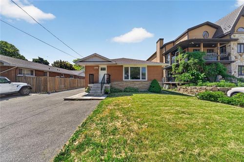 830 Garth St, Hamilton, ON, L9C4K5 | Card Image