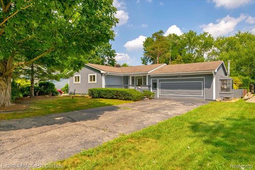 3170 Alco Dr, Waterford, MI, 48329-2202 | Card Image