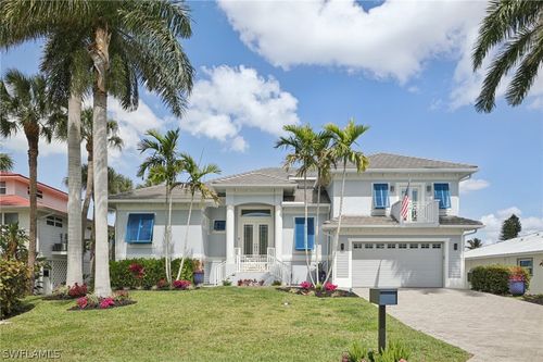 451 Oak Ave, NAPLES, FL, 34108-2324 | Card Image