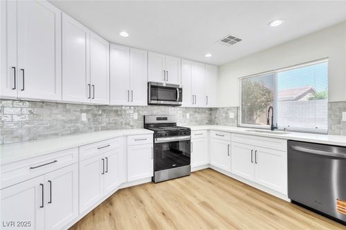 2112 Hollow Oak Ave, North Las Vegas, NV, 89031-0652 | Card Image
