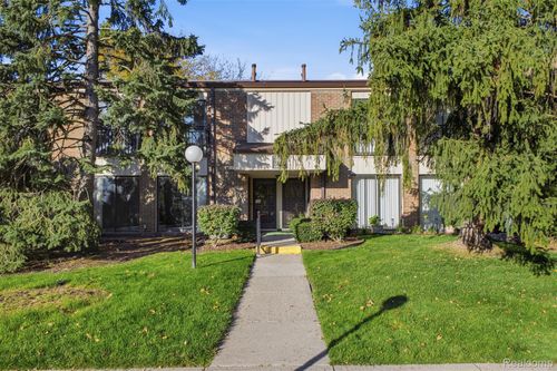 18217 University Park Dr, Livonia, MI, 48152-2625 | Card Image