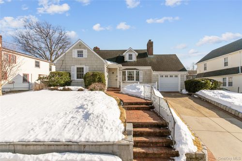 30 Highland Pl, Great Neck, NY, 11020-1057 | Card Image