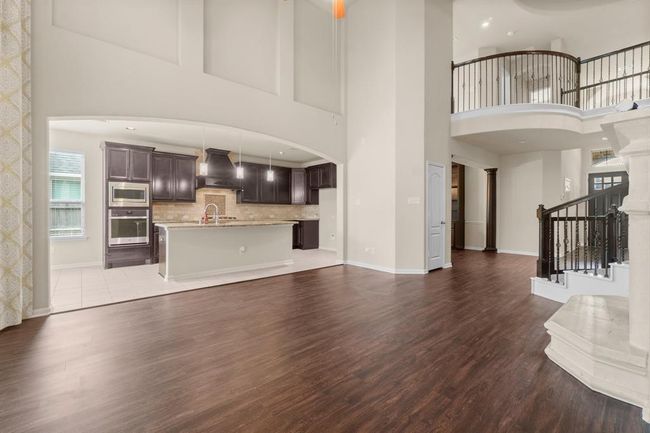 Family room and kitchen | Image 9