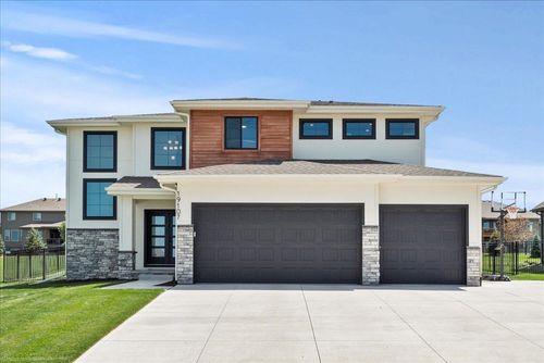 19107 Riviera Dr, Omaha, NE, 68136-6572 | Card Image