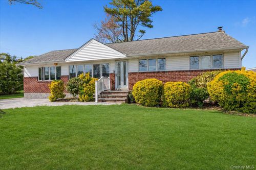 26 Sheridan Street, Oyster Bay, NY, 11804 | Card Image
