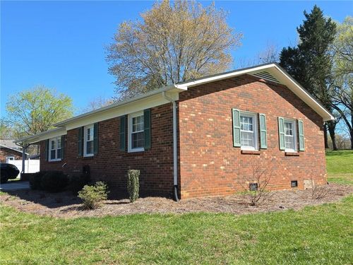 122 Northview Dr, Pilot Mountain, NC, 27041-9330 | Card Image