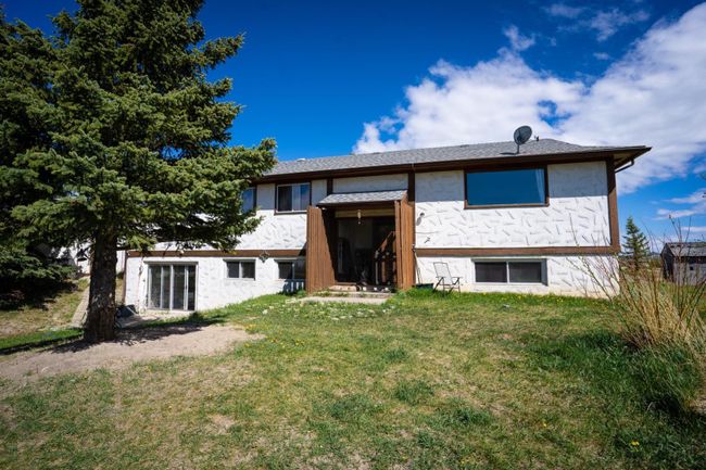 37 Blazer Estates Ridge, Home with 5 bedrooms, 2 bathrooms and 8 parking in Rural Rocky View County AB | Image 8
