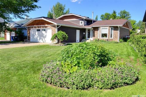 10 Pereverzoff Place, Prince Albert, SK, S6X1A5 | Card Image
