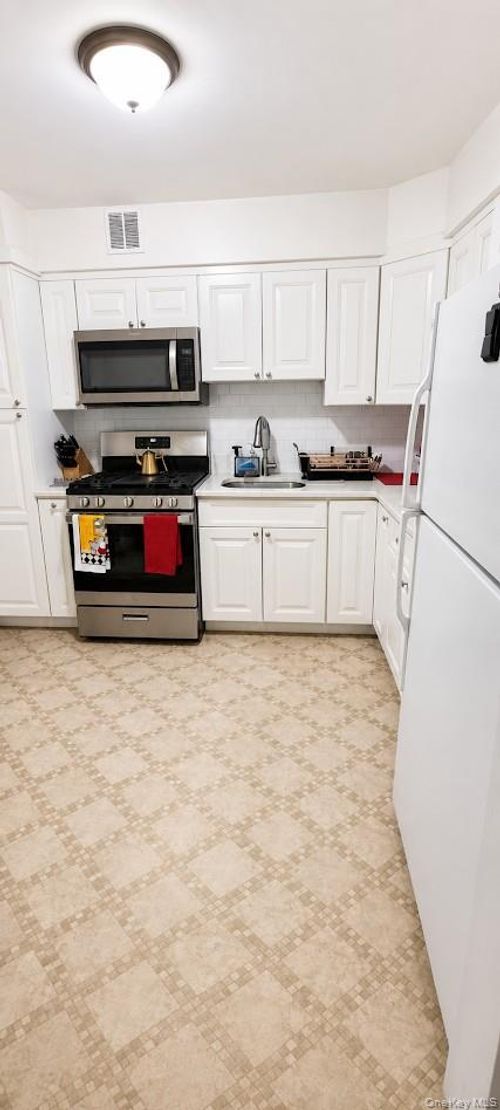 9206 242nd St, Bellerose, NY, 11426-1195 | Card Image