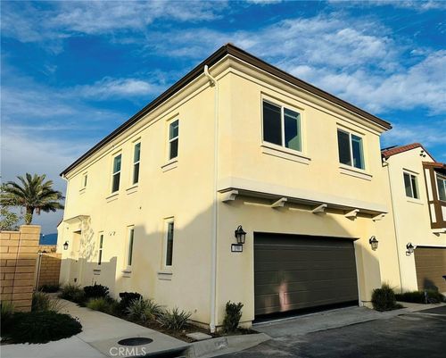 196 Bonita Ln, Rialto, CA, 92376-6511 | Card Image