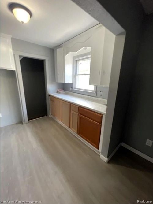 9252 Fielding St, Detroit, MI, 48228-1648 | Card Image