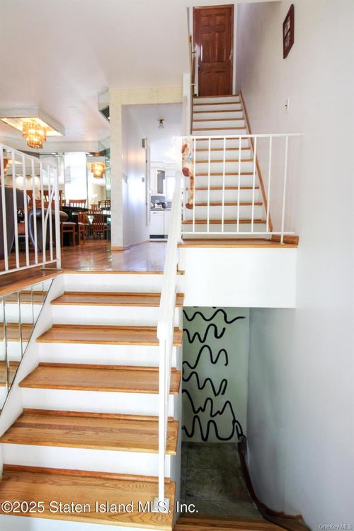 42 Narrows Road S S, New York, NY, 10305 | Card Image