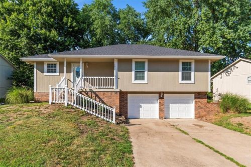 1916 Ne Patterson Dr, Lee's Summit, MO, 64086-5379 | Card Image