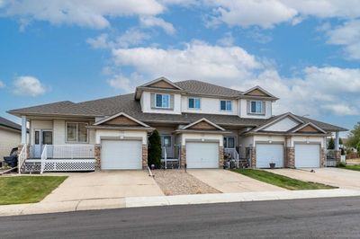 32 Stonegate Cres Se, Home with 3 bedrooms, 2 bathrooms and 2 parking in Medicine Hat AB | Image 2