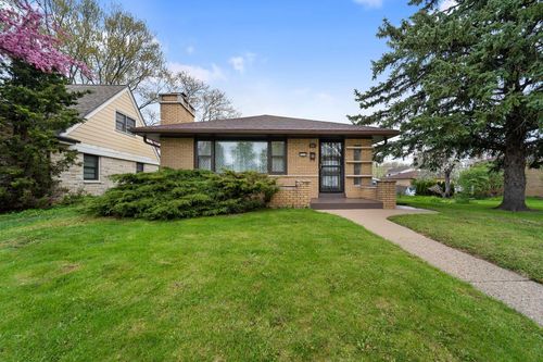 9830 W Metcalf Place, Milwaukee, WI, 53222 | Card Image