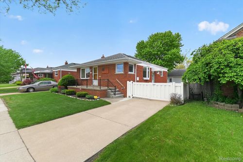 848 7th St, Wyandotte, MI, 48192-2814 | Card Image