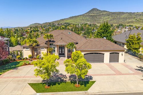 107 Monterey Dr, Medford, OR, 97504-9330 | Card Image