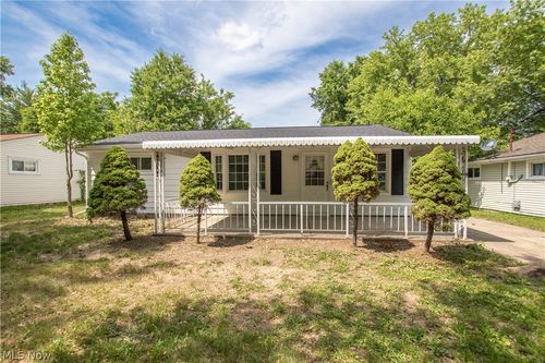861 Oak St, Elyria, OH, 44035-3227 | Card Image