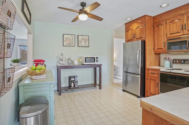 21 Randall Dr, House other with 3 bedrooms, 2 bathrooms and 2 parking in Trumbull CT | Image 8