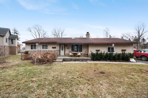 2065 Ridgemont St, Commerce Twp, MI, 48382-3871 | Card Image