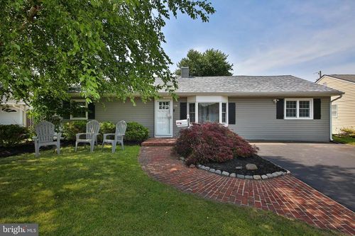 423 Chelsea Rd, FAIRLESS HILLS, PA, 19030-2305 | Card Image
